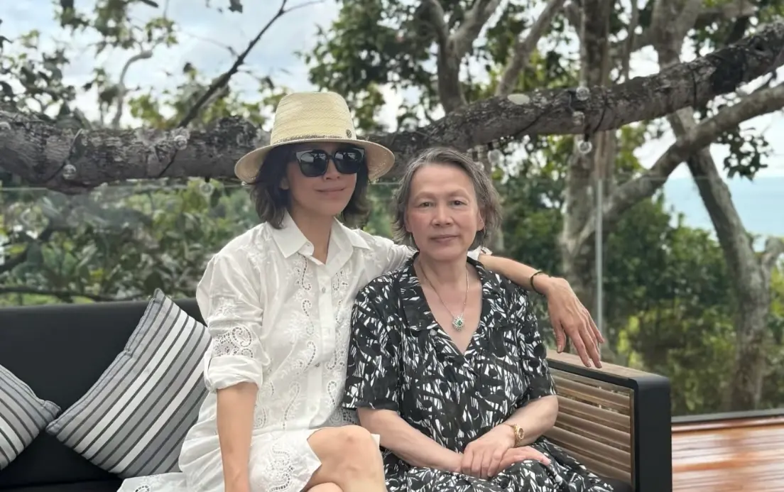 ▲女星劉嘉玲（左）近日在小紅書上發出一系列與家人出遊的照片，劉嘉玲的80歲母親王馥梅（右）笑容溫婉，與劉嘉玲同框宛若姊妹，除了母親王馥梅，劉嘉玲的老公梁朝偉也現身同行共度悠閒假期。（圖／小紅書）