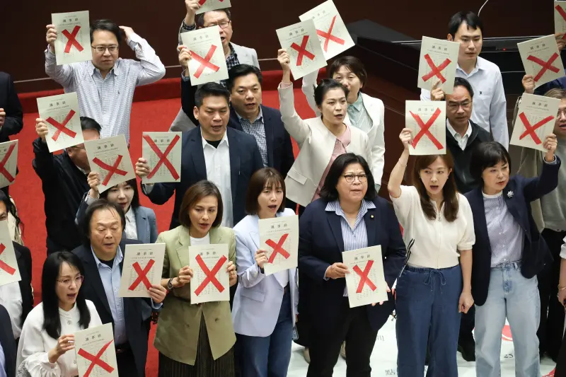 ▲立法院會於3月25日通過國民黨所提的兩項公投案，今（11）日院會確定議事錄，民進黨團在議場舉牌抗議非法表決、會議無效。（圖／陳明安攝，2025.04.11）