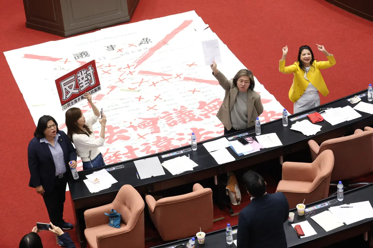 ▲立法院會於3月25日通過國民黨所提的兩項公投案，今（11）日院會確定議事錄，民進黨團在議場舉牌抗議非法表決、會議無效。（圖／陳明安攝，2025.04.11）