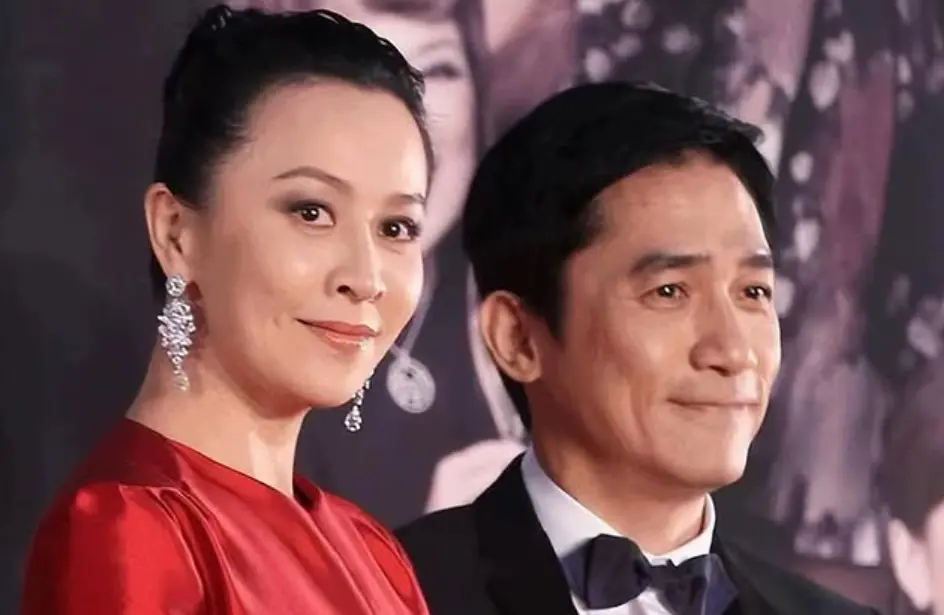 ▲梁朝偉（右）的初戀女友是港星曾華倩，她也曾是劉嘉玲（左）的閨密，兩名女演員一度因為梁朝偉的緣故關係鬧僵，和好後曾一起在節目上吐槽彼此，超酸對話讓網友笑翻。（圖／劉嘉玲IG）