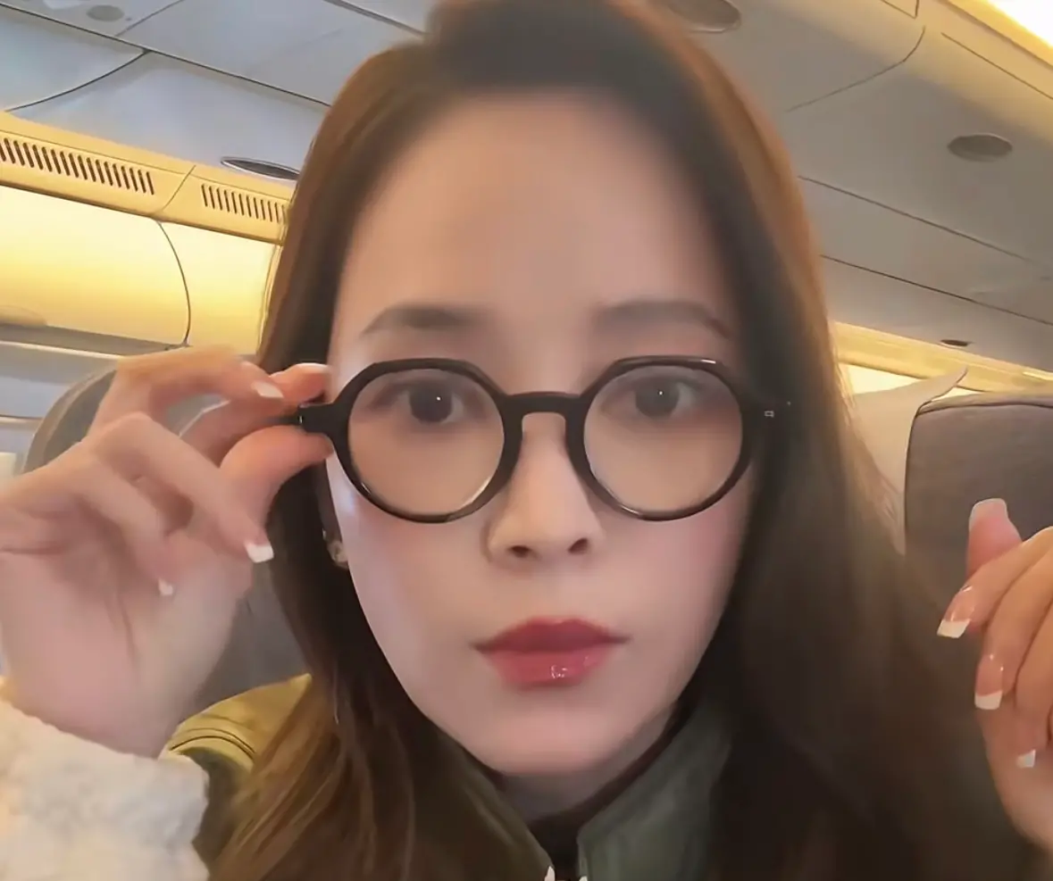 ▲藝人侯佩岑近日自揭視力退化，分享包包中一定攜帶眼鏡、大尺寸平板，否則都看不清楚，並表示眼鏡不會買太貴的，弄丟了才不心疼。（圖／小紅書）