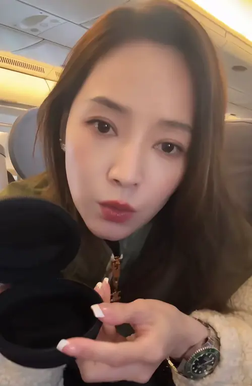 ▲侯佩岑強調老花嚴重，並表示眼鏡不會買太貴的，弄丟了才不心疼。（圖／小紅書）