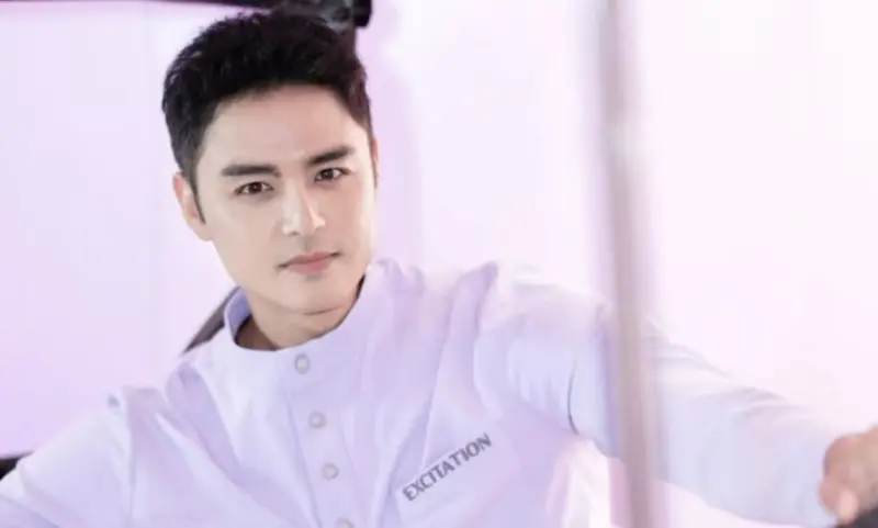 ▲明道在小紅書直播陪粉絲聊天，當日吸金逾4600萬人民幣（約台幣2億），溫柔聲線讓女粉都醉了。（圖／恆星娛樂）