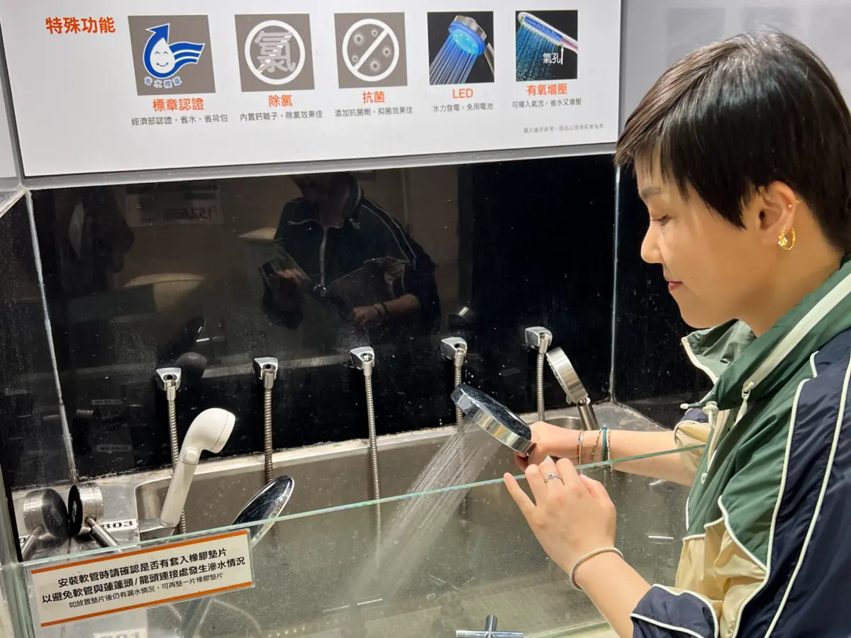 ▲家中浴室蓮蓬頭出水量小，更換「增壓蓮蓬頭有用嗎？」引發討論，專家直言，如果家中用水環境有3狀況，換了也沒用。（圖／特力屋提供）