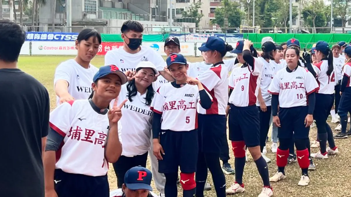 ▲美國威德今年加碼設立專款，與美津濃合作，協助9支高中女子壘球隊添購市值超過500萬元的器材與設備。（圖／美國威德台灣經營團隊提供）