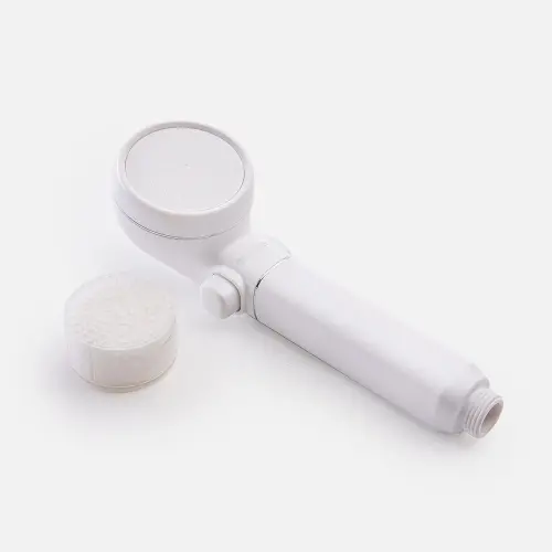 ▲BRAVAT茶白除氯一鍵止水蓮蓬頭(一機一心)。（圖／特力屋提供）