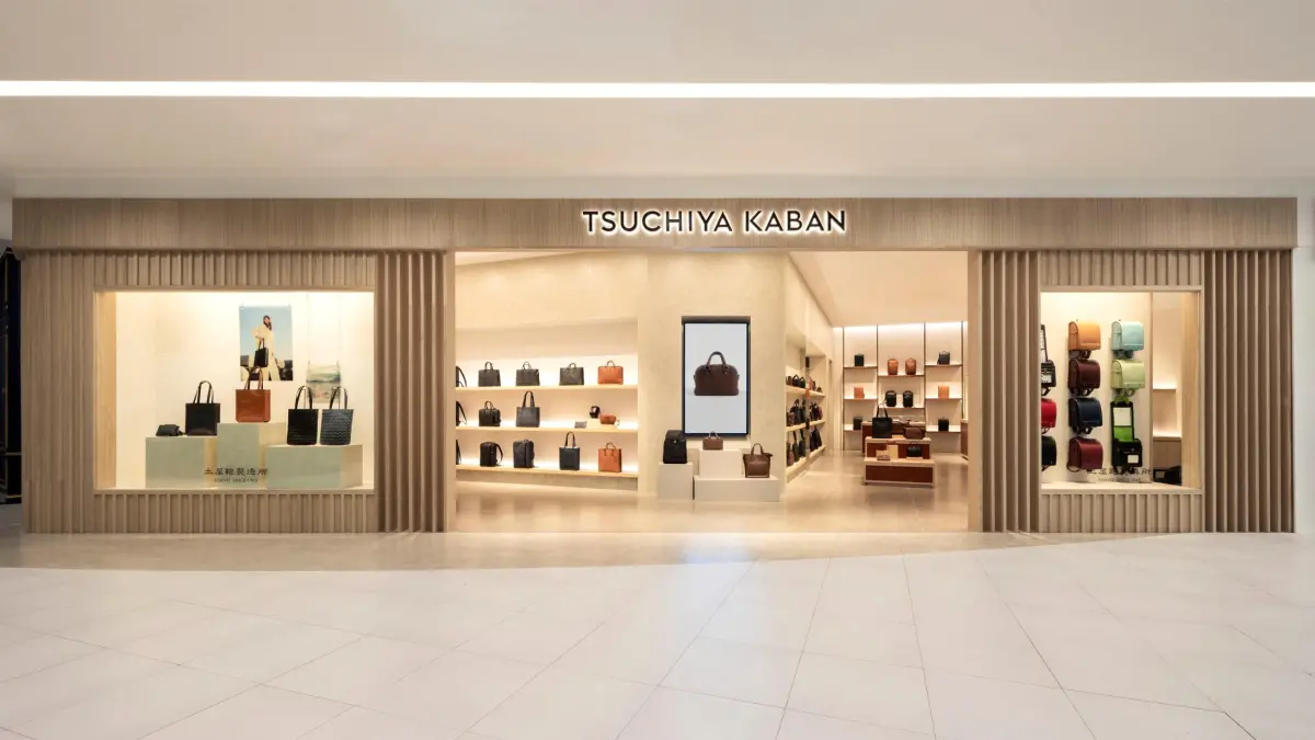 ▲入口形象_TSUCHIYA KABAN 土屋鞄製造所 LaLaport 南港店的店裝以溫潤的木質元素為基礎，外觀採用垂直陣列設計，巧妙構築出沉靜高雅的氛圍。（圖／品牌提供）