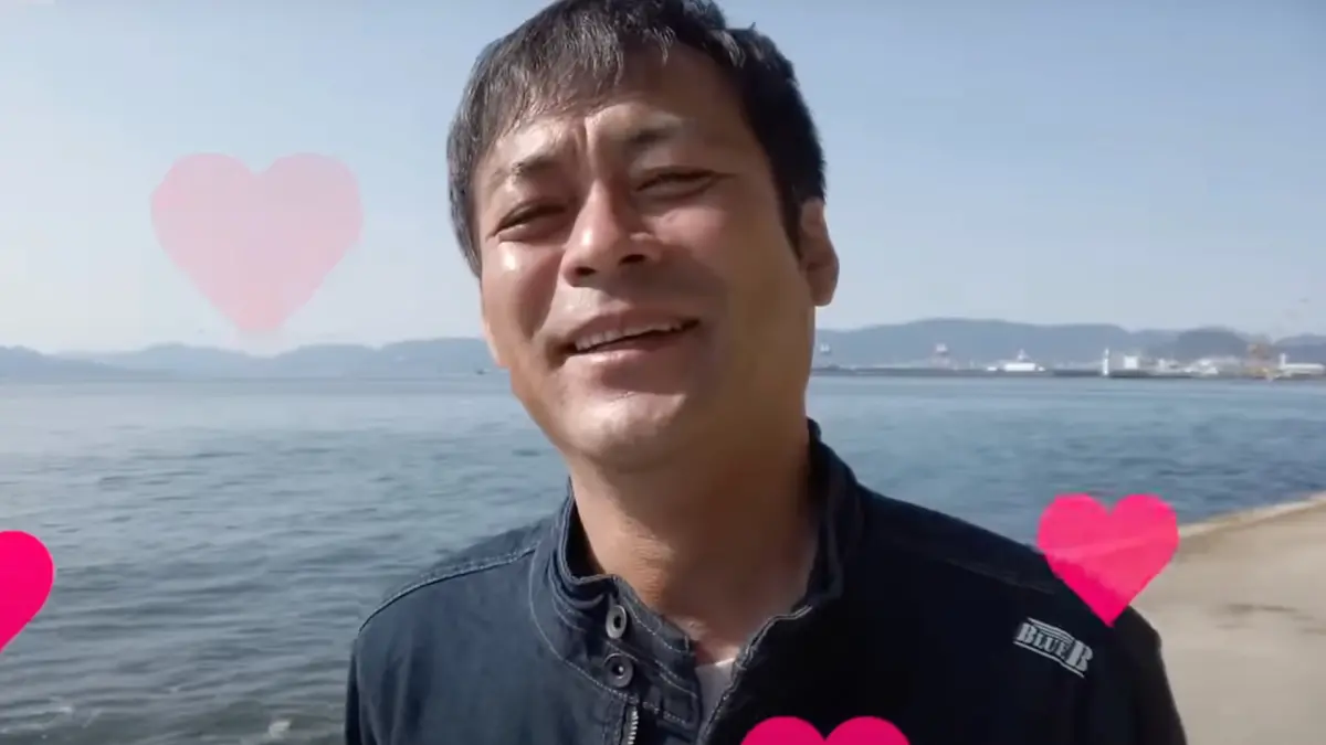 ▲日本諧星山田亮於（8）日去世，享年51歲，他將一生奉獻給舞台，沒有結婚也沒有子嗣。在台上滑稽的山田亮其實私下很沉穩，下台後的他總是安靜地確認劇本，反差個性得到許多一起合作的演員青睞。（圖／翻攝至山田亮YouTube）