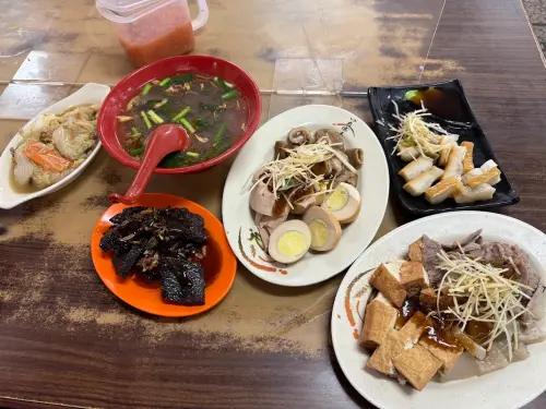 ▲蘆洲在地超過30年的切仔麵名店「添丁切仔麵」，不只切仔麵好吃，黑白切更是一絕。（圖／Google評價）