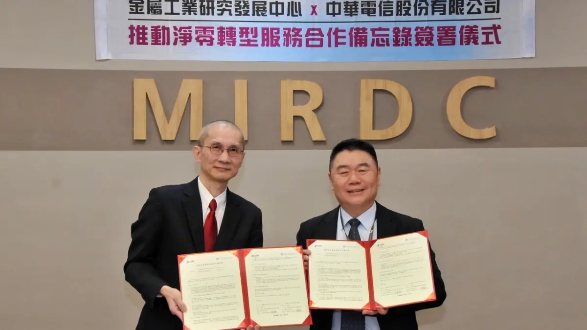 ▲中華電信企業客戶分公司副總經理梁冠雄(左)、金屬中心副執行長武威宏(右)代表簽署推動淨零轉型服務合。（圖／金屬中心提供）