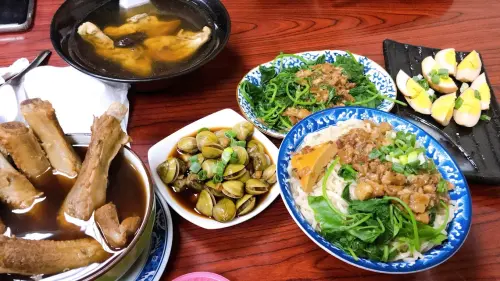 ▲滿佶養生食堂除了黑白切外，麵線和藥燉排骨也很受饕客喜愛。（圖／Google評價）