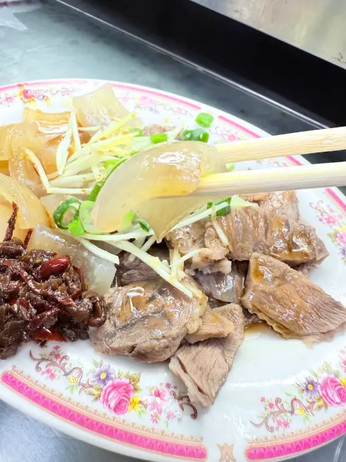 ▲鑫鮮魚湯的嘴邊肉QQ的很好吃。（圖／Google評價）