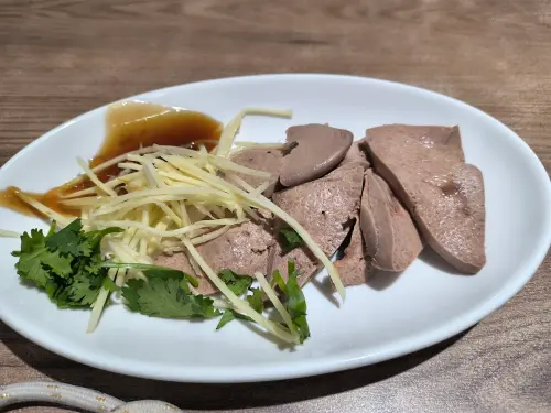 ▲古早切仔麵的粉肝很多人推薦，大讚入口即化，沒吃到會捶心肝。（圖／Google評價）