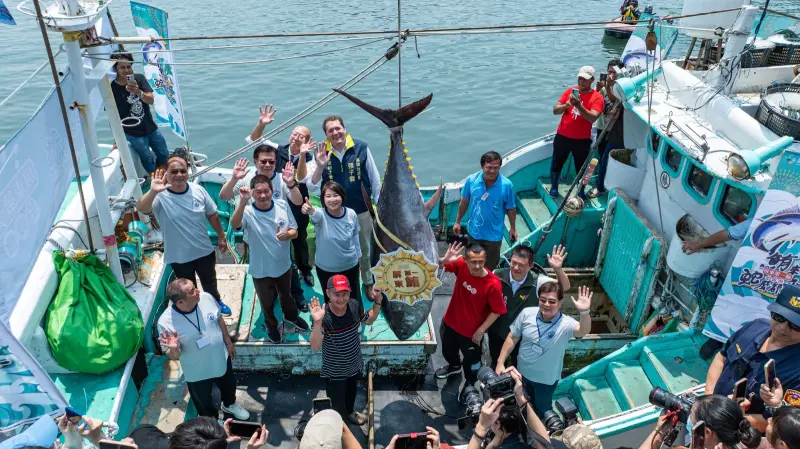 ▲屏東第一鮪拍賣會今熱鬧登場，由船長陳睿豪（紅衣者）捕獲第一鮪。（圖／屏東縣府提供）