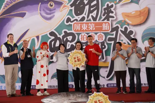 屏東第一鮪拍賣會熱鬧登場 ,最後由澎坊股份有限公司以230萬得標 ▲屏東第一鮪拍賣會熱鬧登場 ,最後由澎坊股份有限公司以230萬得標。(圖/屏東縣府提供)