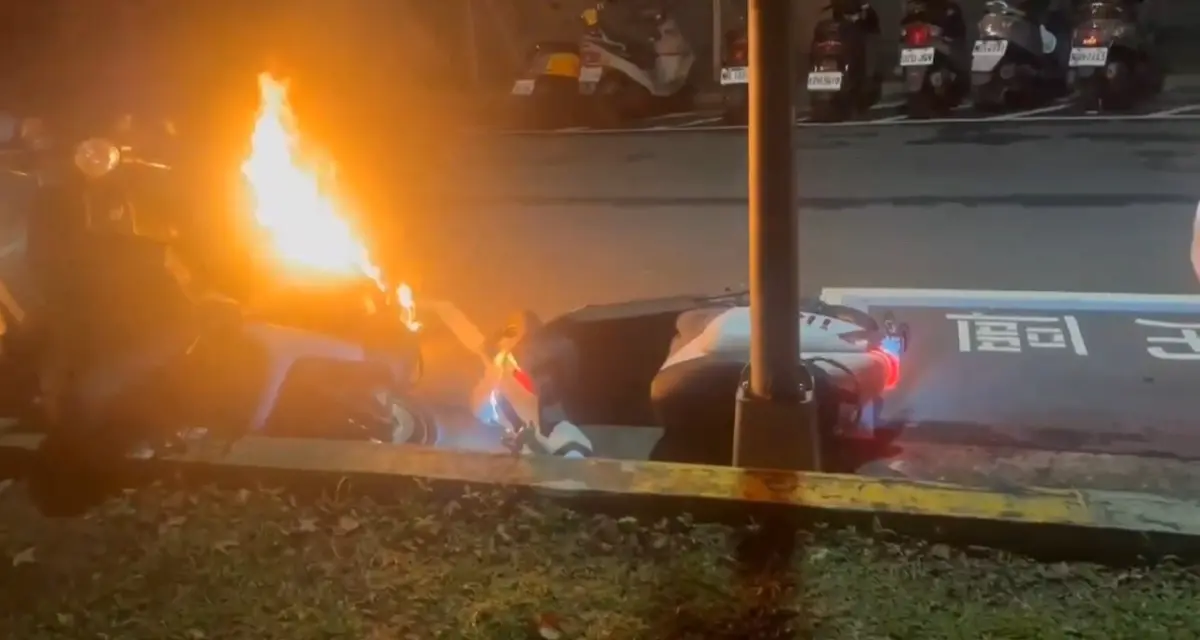 ▲29歲洪姓男子騎共享機車衝撞路旁機車，再拿出打火機點燃菸蒂縱火，隨後逃逸。（圖／警方提供）