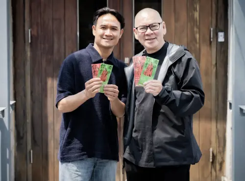  ▲蔡明亮（右）和另一位愛將、寮國演員亞儂弘尚希為《行者》系列電影馬拉松放映催票，蔡明亮大讚亞儂弘尚希的廚藝好，想幫他開間餐廳。（圖／汯呄霖電影提供）