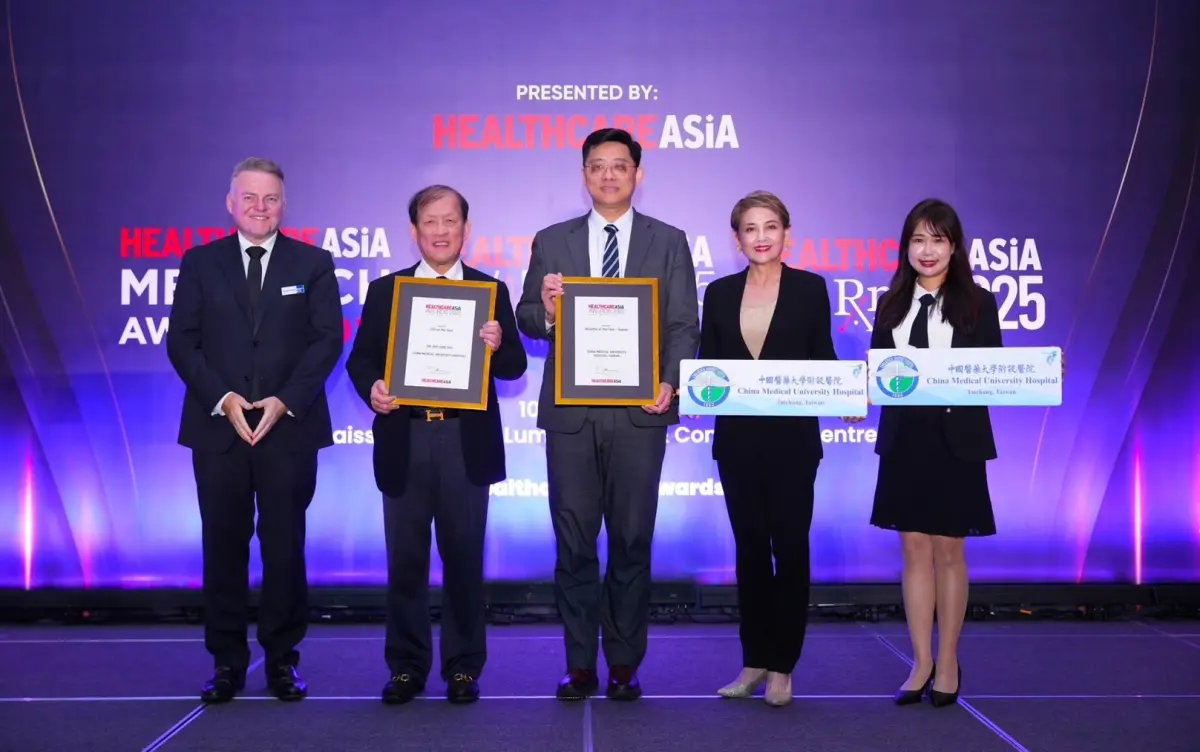 ▲中醫大附醫榮獲2025年亞洲醫療大獎《Healthcare Asia Awards》「Hospital of the Year年度最佳醫院」獎；院長周德陽(左2)並獲選「CEO of the Year年度最佳執行長」(圖／中醫大附醫提供)