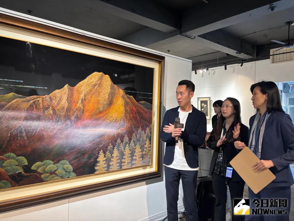 ▲漆藝世家三代人聯袂辦漆畫展，圖為第一代王清霜於83歲創作的「玉山」漆畫，由第三代王峻偉(右三）導覽，（圖／記者金武鳳攝，2025.4.11)