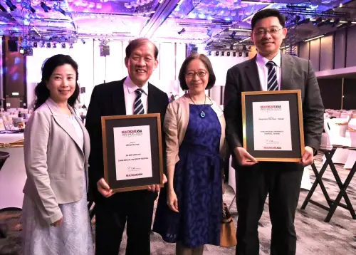 ▲駐馬來西亞台北經濟文化辦事處葉非比(右2)代表與衛福部專委吳玲瑩(左1)親赴頒獎典禮向院長周德陽(左2)道賀。(圖/中醫大附醫提供) ▲駐馬來西亞台北經濟文化辦事處葉非比(右2)代表與衛福部專委吳玲瑩(左1)親赴頒獎典禮向院長周德陽(左2)道賀。(圖/中醫大附醫提供)