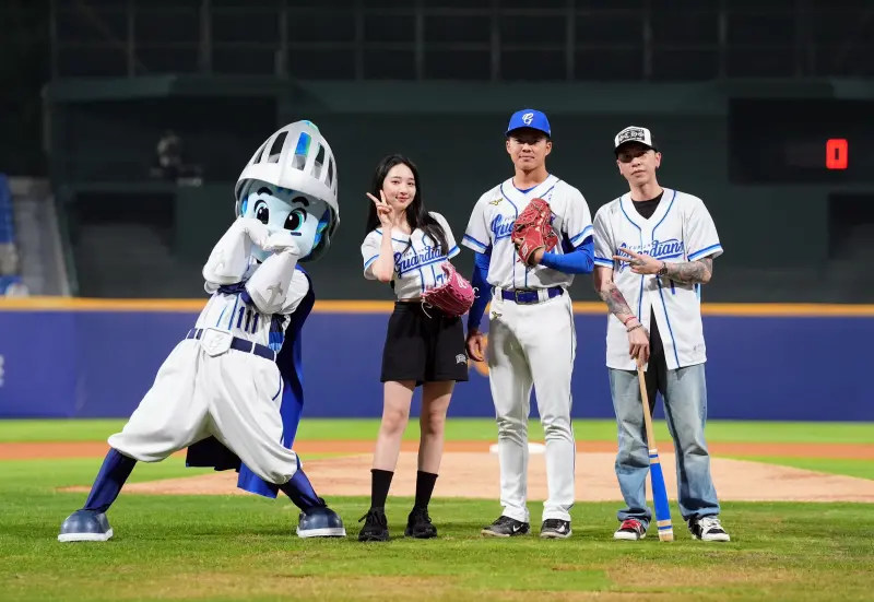 ▲李沐（左二）、小春（右一）今日前往新莊球場開球。（圖／富邦悍將提供）