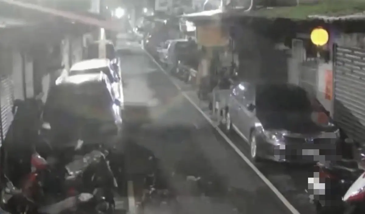 ▲新北三重永安北路某民宅為海砂屋，女兒牆在凌晨從高處墜落，砸毀6機車。（圖／翻攝畫面）