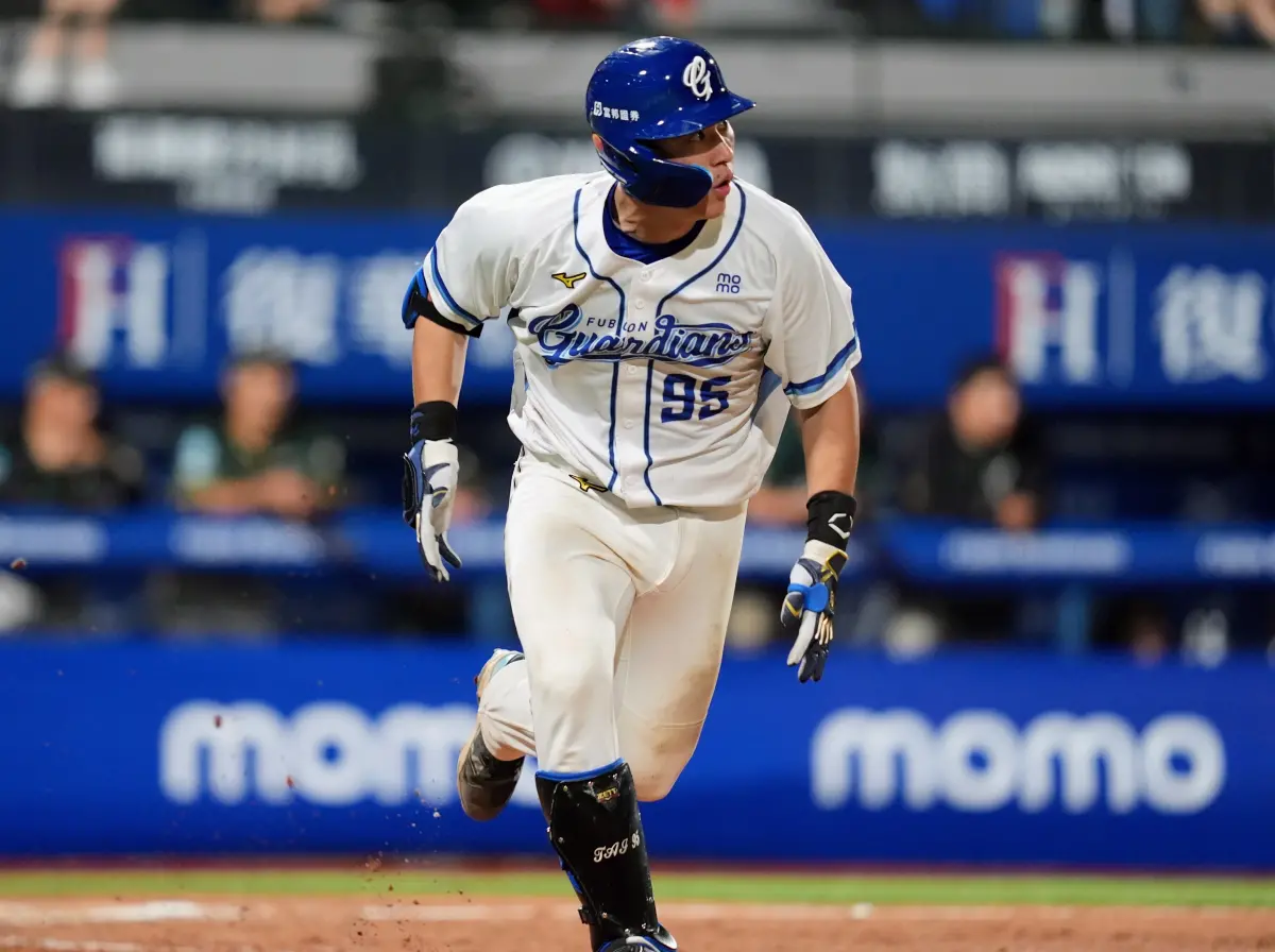 ▲富邦悍將戴培峰敲出逆轉三壘安打，助悍將終止五連敗。（圖／富邦悍將提供）