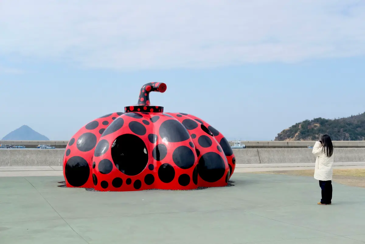 ▲     “Red Pumpkin” Yayoi Kusama,2006 Naoshima Miyanoura Port Square　©YAYOI KUSAMA      2025瀨戶內國際藝術祭即將於4月18日正式登場，圖為直島紅知名的藝術作品「南瓜（赤かぼちゃ）」，本文整理展出必看重點、門票與建議交通、航班等資訊，一文掌握。（圖／記者葉盛耀攝）