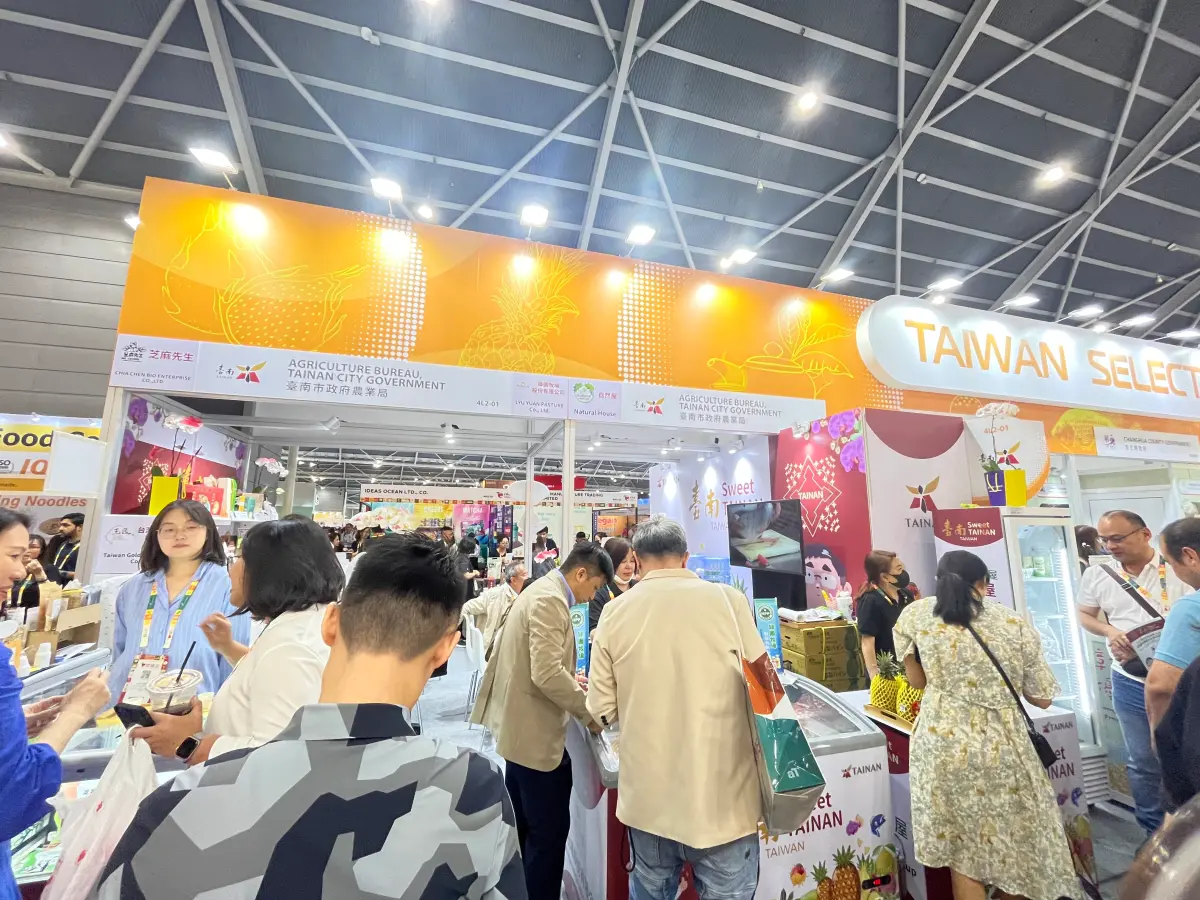 ▲2025年新加坡食品展從4月8日至11日4天展會期間，由台南市長黃偉哲市長所率領臺南優質農產品業者在這4天訂單初估高達3億元。(圖／南市府提供)