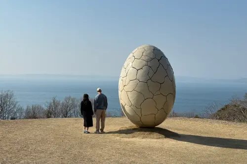 ▲ はじまりの刻 ”The Time of the Beginning” Shiko Miyake       「はじまりの刻」的外表是顆表面生長著青草的蛋形（圖／記者葉盛耀攝）