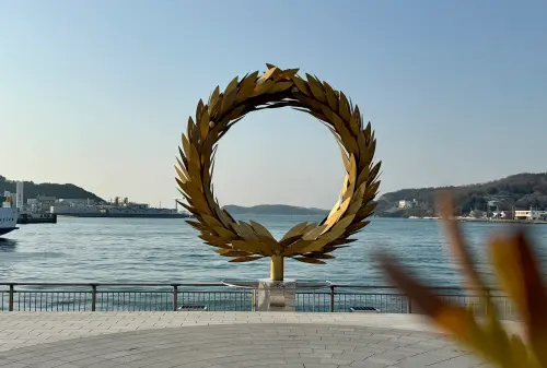 ▲太陽の贈り物”Gift of The Sun” Choi Jeong Hwa      太陽的贈禮意指閃耀著金光的橄欖皇冠（圖／記者葉盛耀攝）