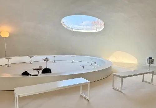 ▲豊島美術館內還設有咖啡廳，與館內一樣營造出平靜又獨特的氛圍。（圖／記者葉盛耀攝）