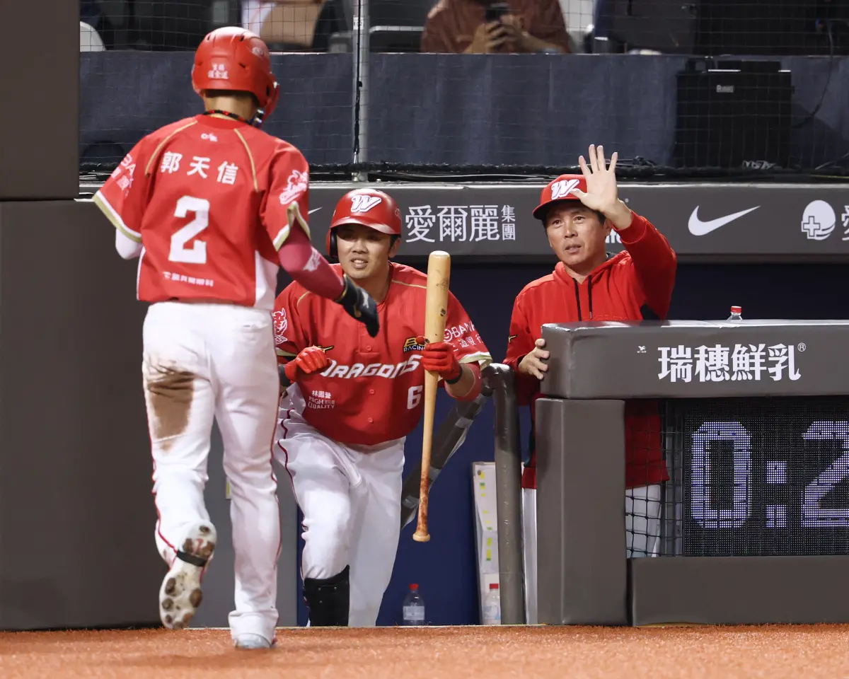 ▲味全龍總教練葉君璋因為女兒追韓團，所以也對韓團略知一二。（圖／味全龍提供）