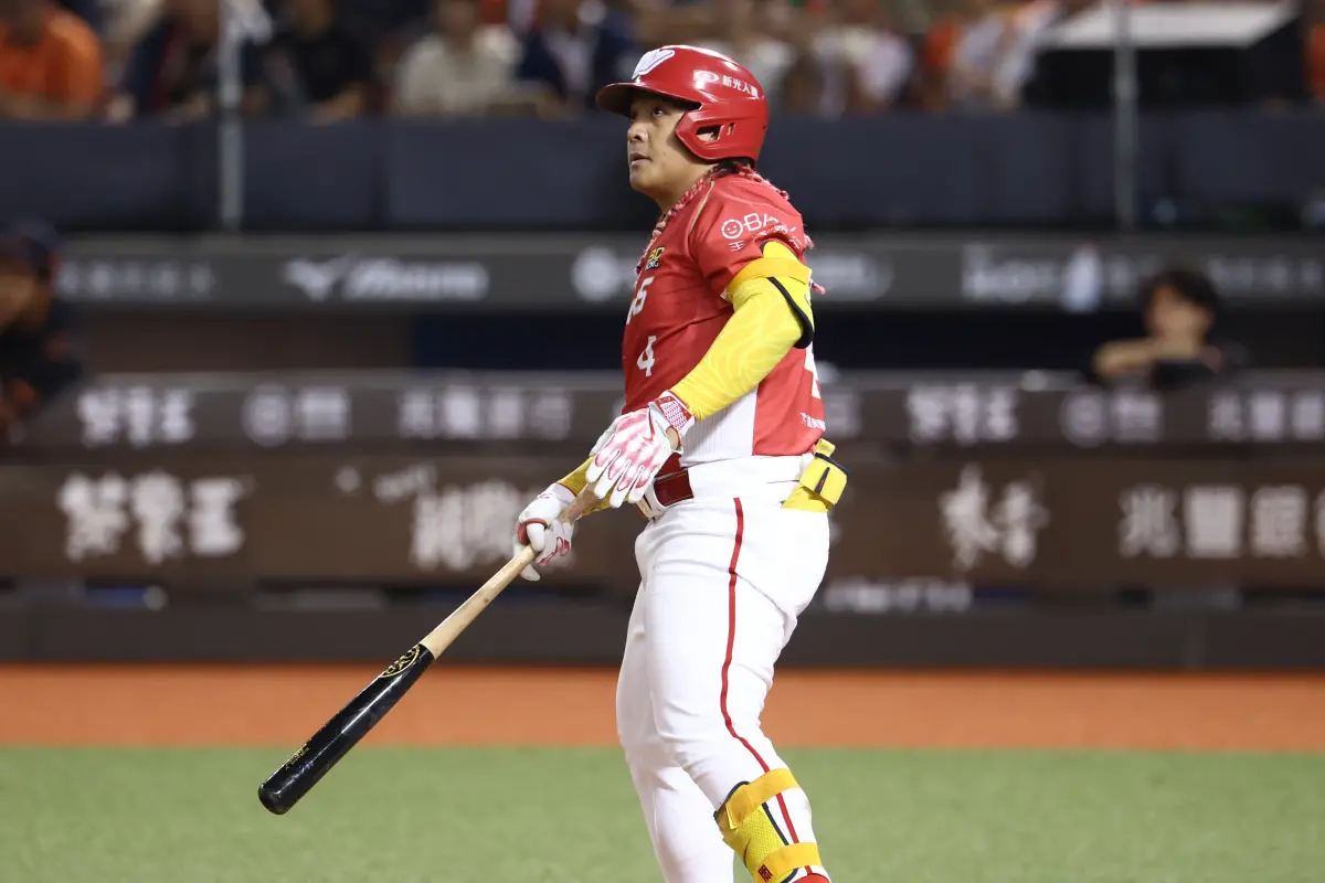 ▲味全龍總教練葉君璋透露，捕手吉力吉撈・鞏冠曾因甩棒的動作，被他叫進教練室。（圖／味全龍提供）