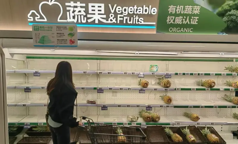 ▲極端大風氣候殺到前，中國首都北京的超市內，許多物資已被搶購一空，市民被呼籲盡量不要出門，以免發生危險。（圖／翻攝自微博）