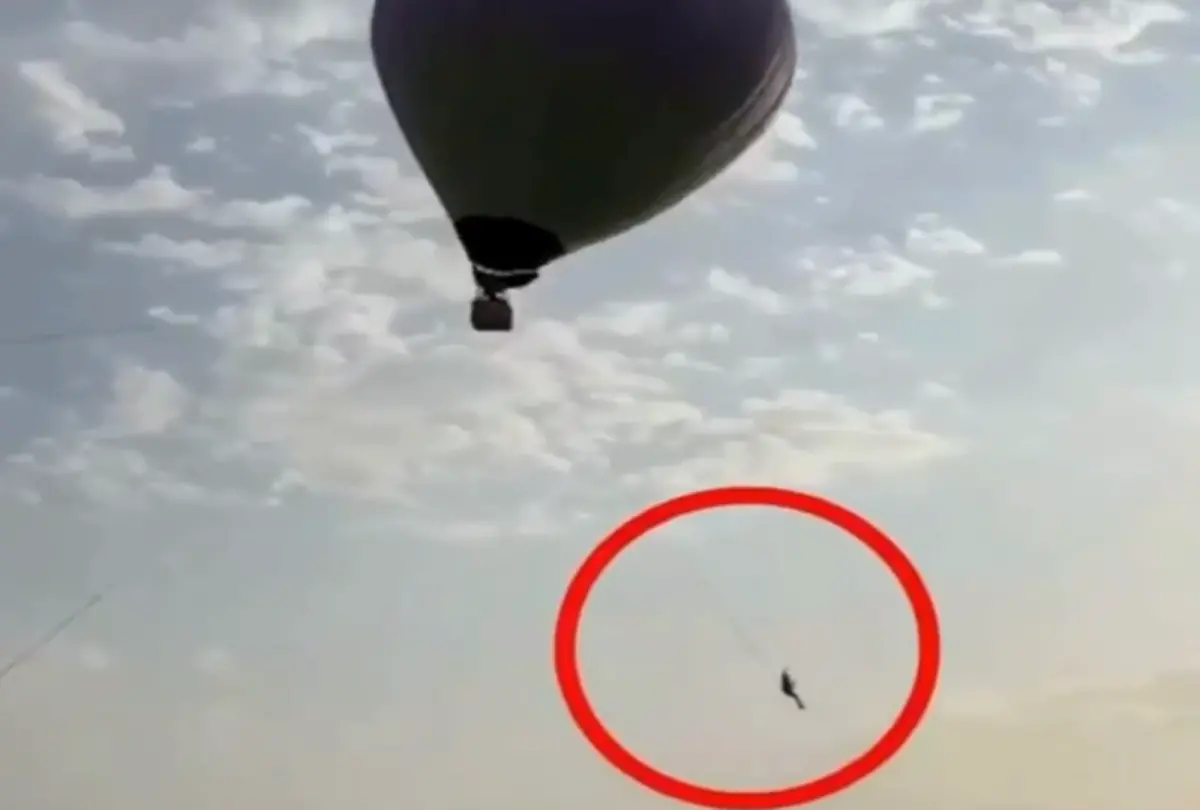 ▲印度1名男子本月10日遭熱氣球繩子拉上高空，摔落後不治。（圖／截取自影片）