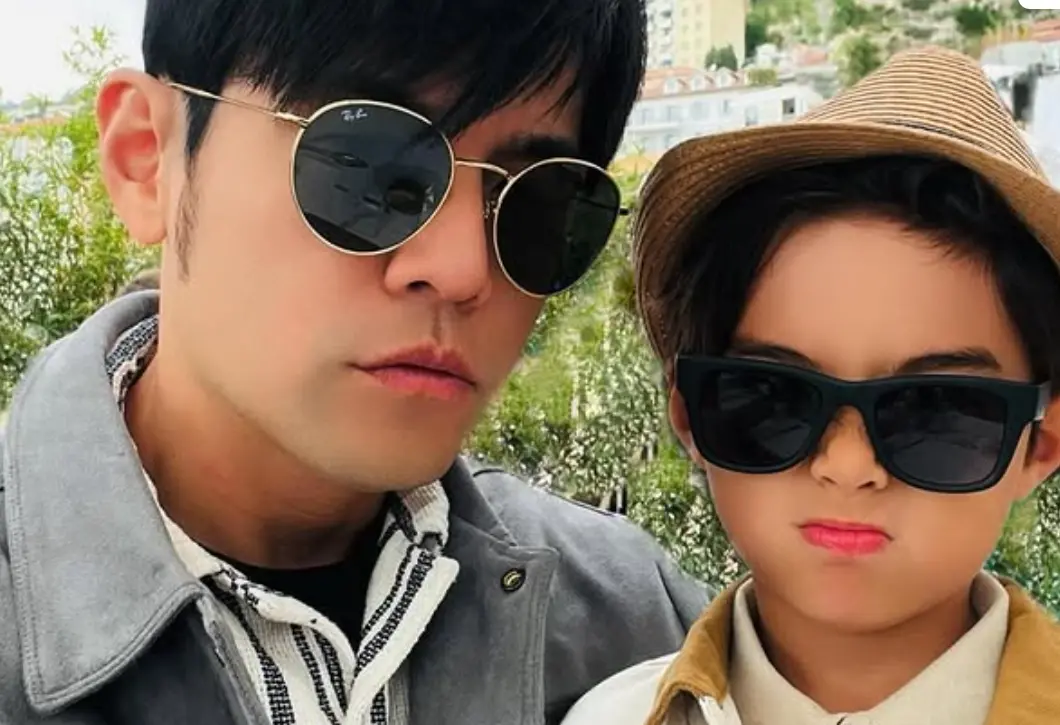 ▲周杰倫（左）昨晚在社群曬出7歲兒子Romeo（右）的正面照，曝光Romeo的混血臉蛋，粉絲見狀狂讚昆凌「好會生」。（圖／周杰倫IG）