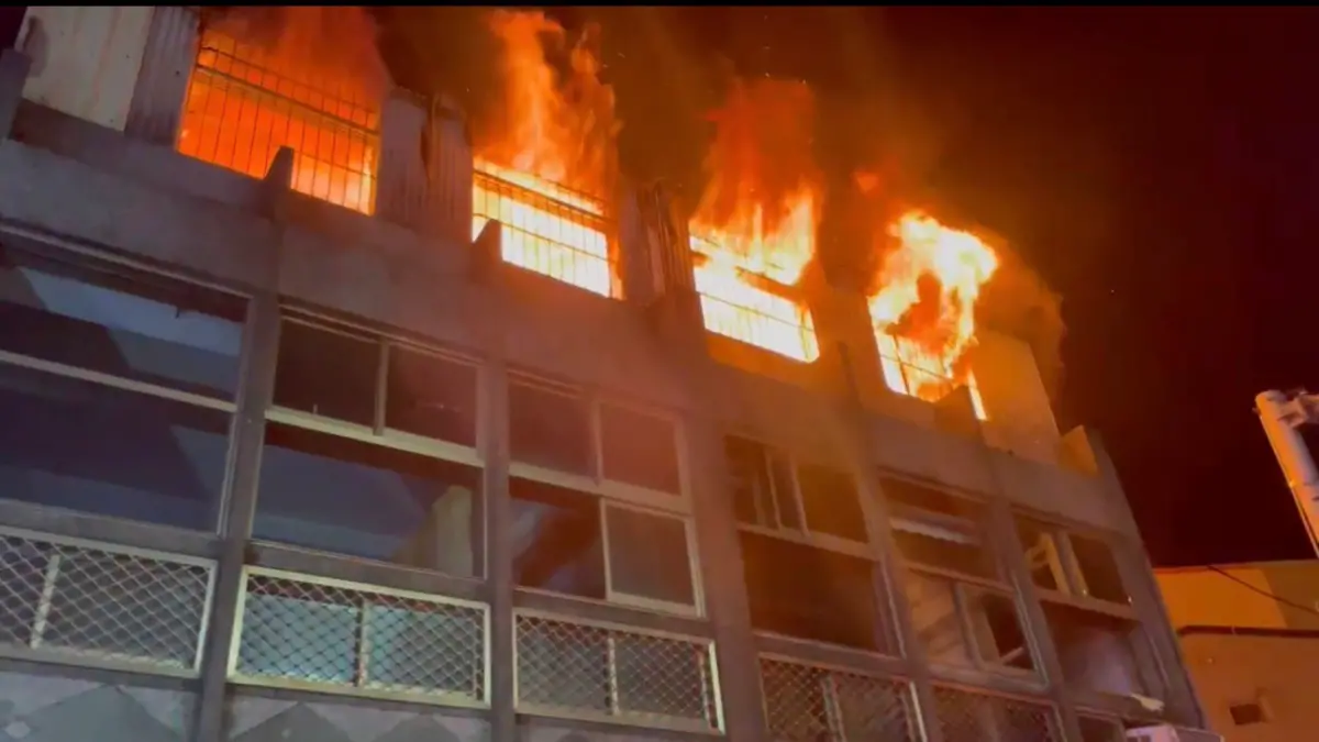 ▲苗栗公館鄉大同路某民宅，昨（11）日深夜突然起火燃燒，所幸沒有人受困與受傷。（圖／苗栗消防局提供）