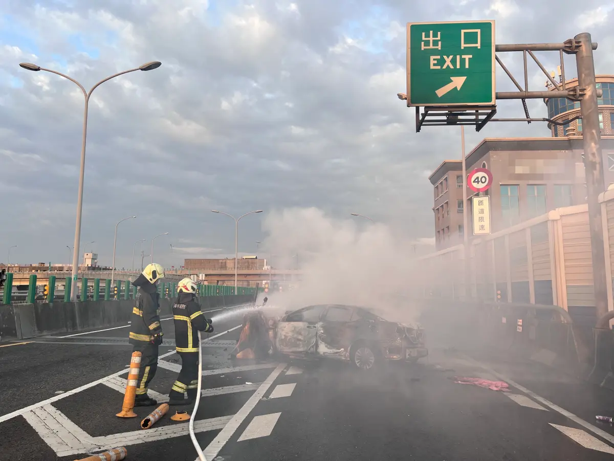 ▲37歲許姓駕駛清晨開車行經國1高雄前鎮漁港匝道口，車輛突然失控自撞起火燃燒。（圖／高雄消防局提供）