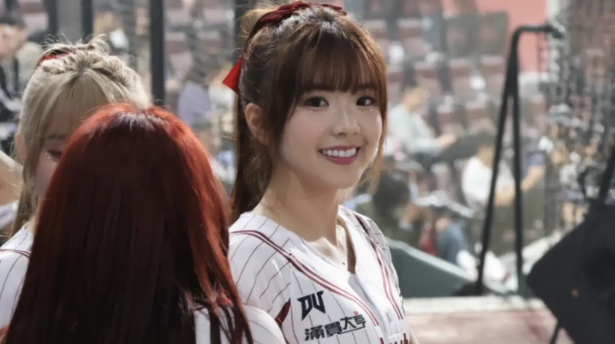 ▲電豹女人氣王不是李雅英！職籃台啤永豐雲豹啦啦隊「浪LIVE電豹女」成員笑笑（如圖）身兼樂天女孩的身分，日前初登場應援，亮眼表現被粉絲驚呼「根本就是當日人氣王！」而她更分享私下收過詢問販售原味襪子的私訊，令笑笑哭笑不得。（圖／想想時間有限公司提供）