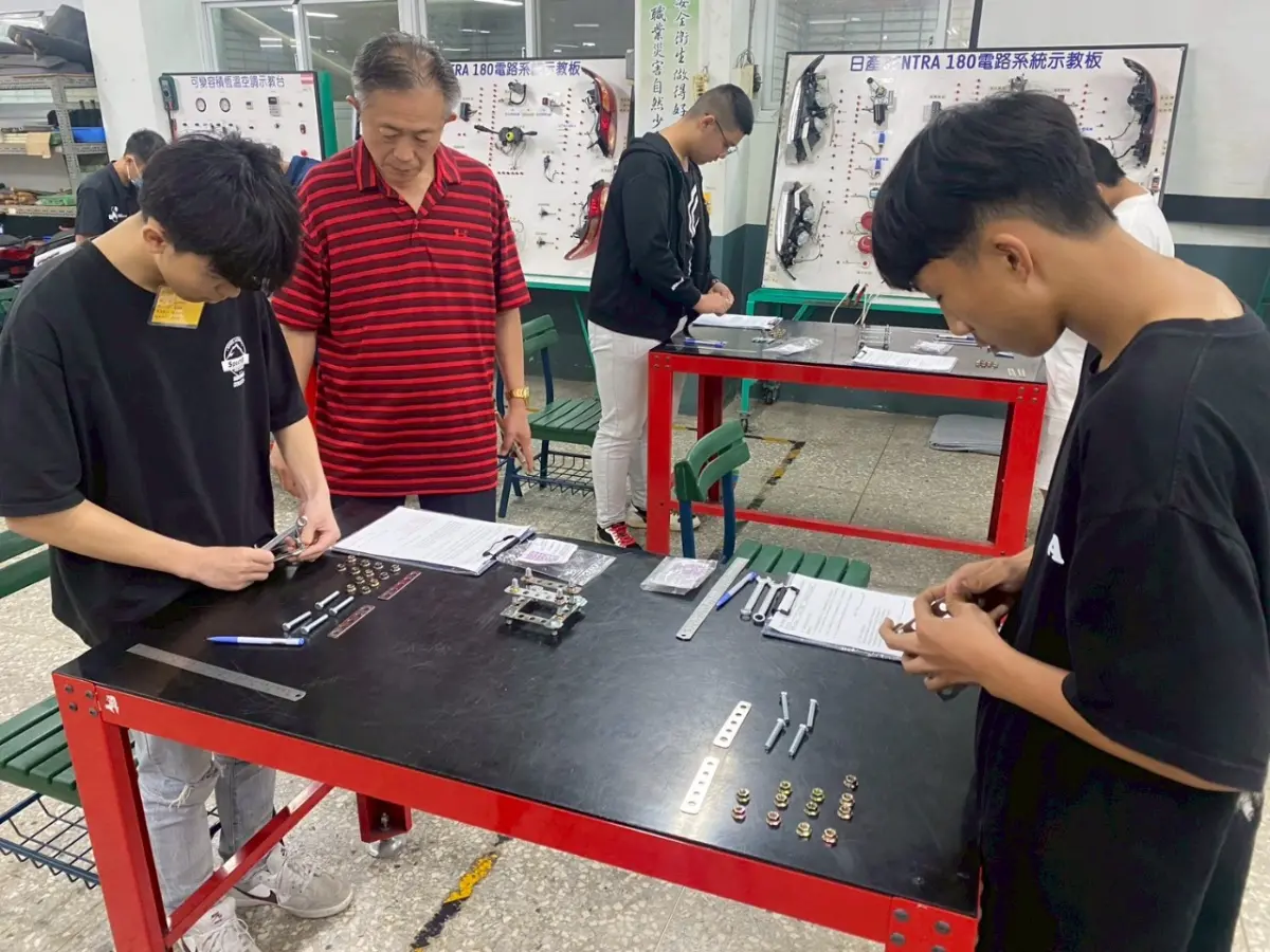 ▲嶺東中學汽車科提前佈局未來，導入新能源車電控系統與綠能技術課程。（圖／嶺東提供）
