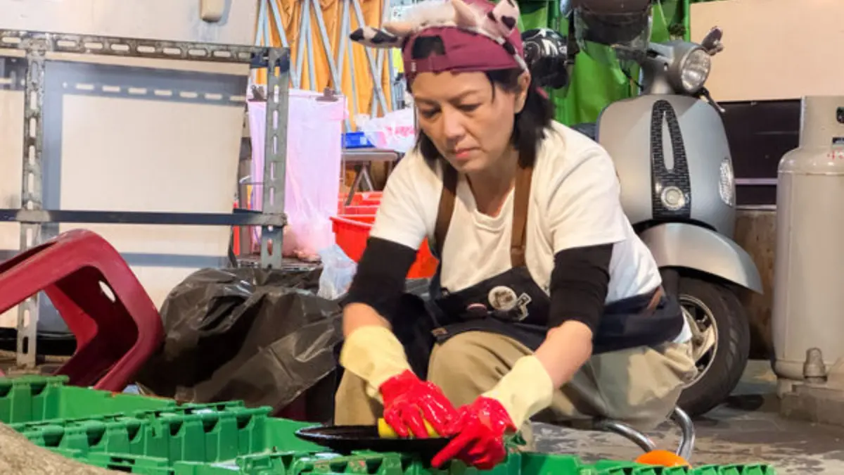 ▲爆火的生意讓苗可麗幾度蹲坐路邊洗碗，讓一旁粉絲好心疼，紛紛加油吶喊：「我們可以幫忙洗！」（圖／華視提供）