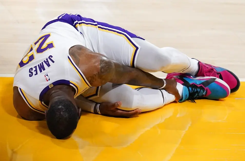 ▲LeBron在一次轉身追逐地板球時突然露出痛苦表情，並明顯一瘸一拐。（圖／資料照，美聯社／達志影像）