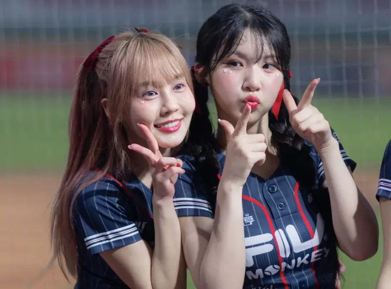 ▲樂天女孩崔荷潾（左）和廉世彬（右）。（圖／樂天桃猿提供）