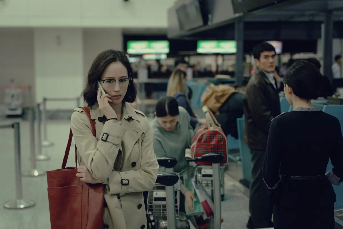 ▲《The Outlaw Doctor 化外之醫》張鈞甯飾演的鄭琬平（如圖）急忙想聯繫連炳發飾演的范文寧，卻聽聞槍響，因此擔心不已。（圖／公視、中華電信、瀚草文創）