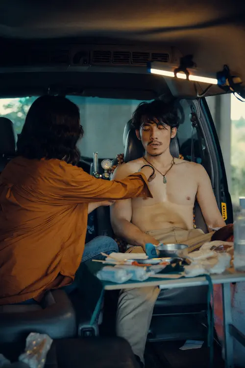 ▲連炳發(右)在《The Outlaw Doctor 化外之醫》大方展現結實胸肌。(圖/公視、中華電信、瀚草文創) ▲連炳發(右)在《The Outlaw Doctor 化外之醫》大方展現結實胸肌。(圖/公視、中華電信、瀚草文創)