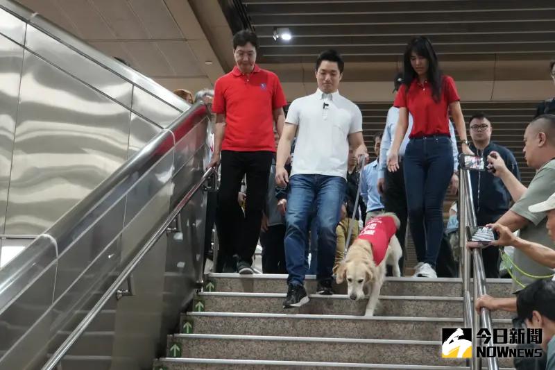 ▲台北市長蔣萬安出席2025國際寵物日「狗狗春遊趣」活動，代理導盲犬搭捷運寵物列車。（圖／記者呂炯昌攝，2025.04.12）