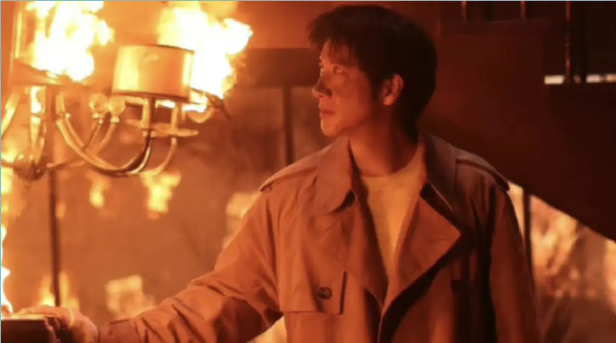 ▲歌手王力宏（如圖）拍新歌MV引發熱議，網上爆出百萬古董鋼琴燒成炭、王力宏臉部被燻黑等討論，對此，稍早其官方工作室發出聲明還原真相，強調鋼琴並非百萬古董，且王力宏也沒有真的受傷，安全配備與專業人員全程把關。（圖／翻攝自王力宏工作室微博）