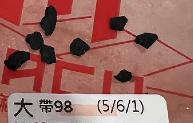 ▲高雄一間連鎖飲料店近日驚爆食安疑雲，有民眾喝到飲料時，竟發現裡頭藏有疑似「果汁機攪拌棒碎片」。（圖／翻攝自臉書社團「爆料公社」）