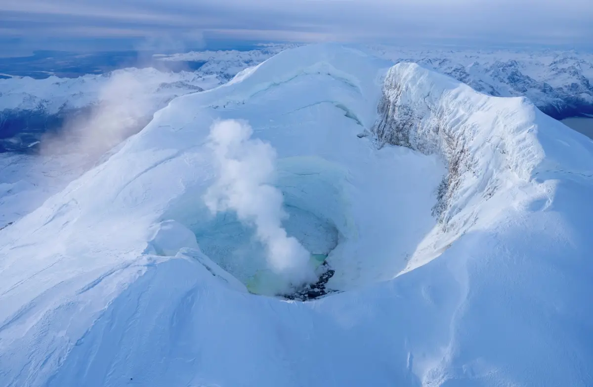 ▲ 位於阿拉斯加的斯普爾火山，鄰近地區近日發生地震的次數越來越頻繁，專家擔心這可能是該火山即將噴發的前兆。攝於2024年10月。（圖／美聯社／達志影像）
